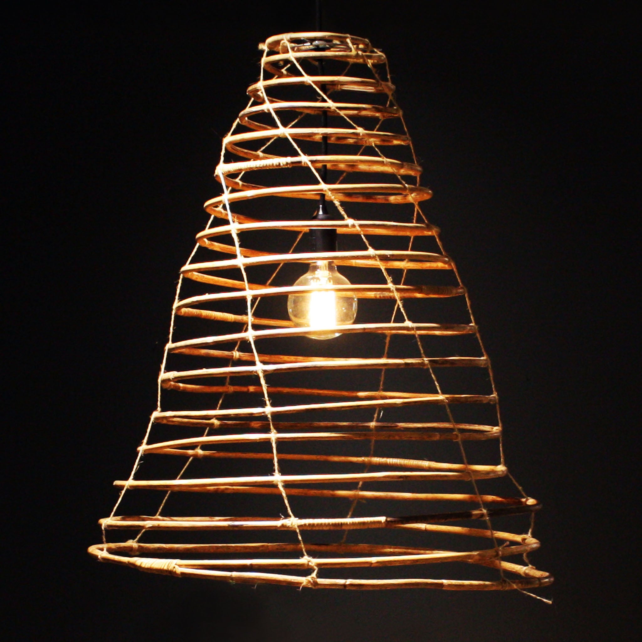 Lampa Ritning Wish lampskärm handgjord i rotting, svart eller vit sladd – form-nomad.com