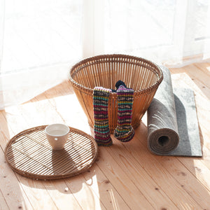 Pako - litet handgjort bord / korg i bambu & rotting, med förvaring